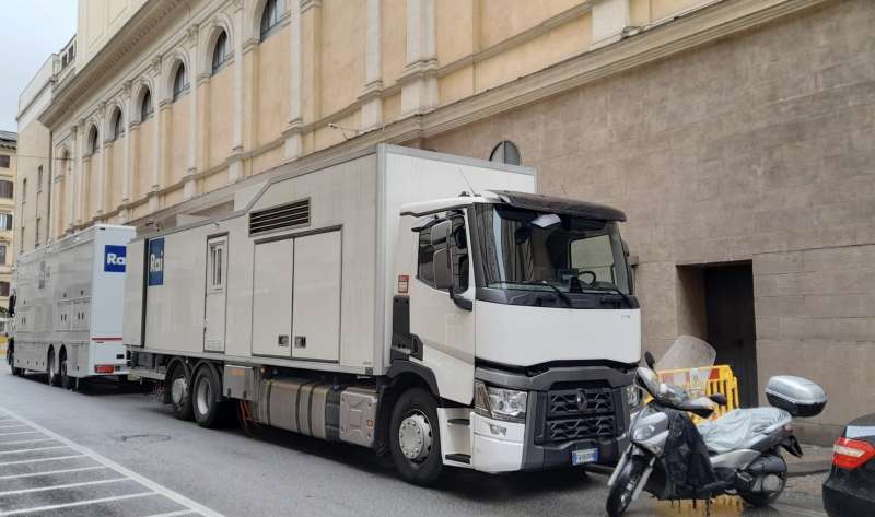 I CAMION RAI NUOVISSIMI INVIATI DA FUORTES AL TEATRO DELL'OPERA