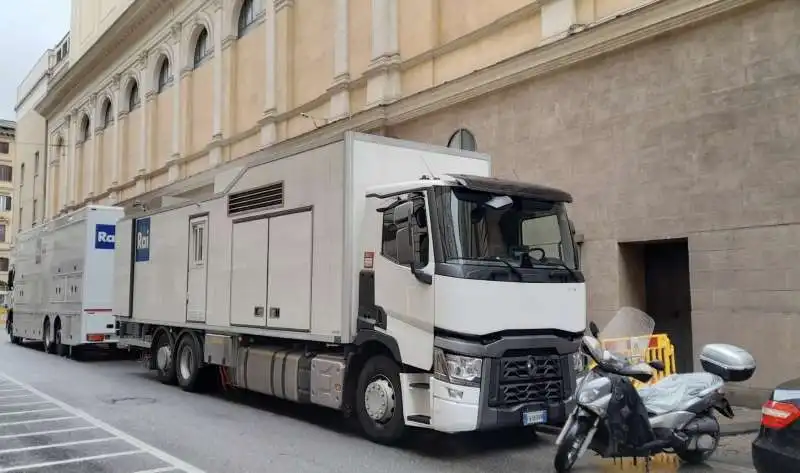 I CAMION RAI NUOVISSIMI INVIATI DA FUORTES AL TEATRO DELL'OPERA  