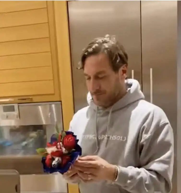 il regalo di ilary a totti per san valentino 3