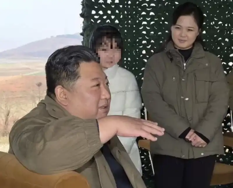 KIM JONG UN CON MOGLIE E FIGLIA 