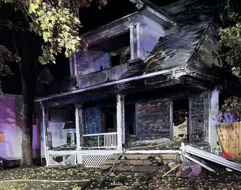 la casa dopo l'incendio 