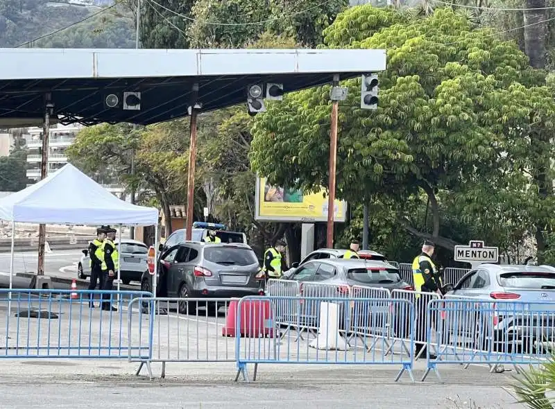 le autorita francesi bloccano i migranti a ventimiglia   2