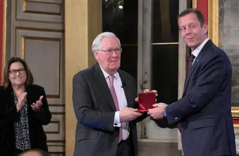 lord mervyn king riceve il premio bancor da frederik geertman  foto di bacco (3)