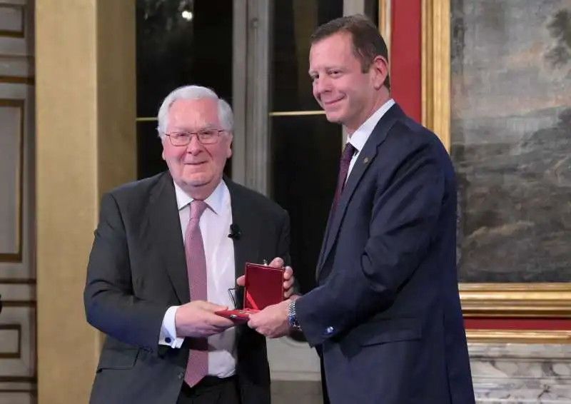 lord mervyn king riceve il premio bancor da frederik geertman  foto di bacco (4)