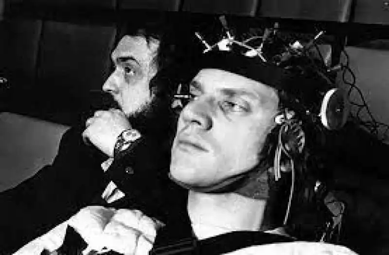 malcolm mcdowell e stanley kubrick sul set di arancia meccanica 4