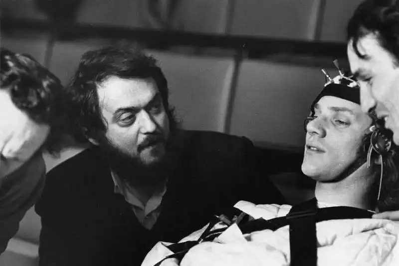 malcolm mcdowell e stanley kubrick sul set di arancia meccanica 6