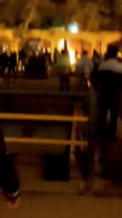 MANIFESTANTI IRANIANI INCENDIANO LA CASA DELL IMAM KHOMENEI