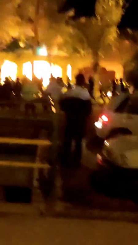 MANIFESTANTI IRANIANI INCENDIANO LA CASA DELL IMAM KHOMENEI