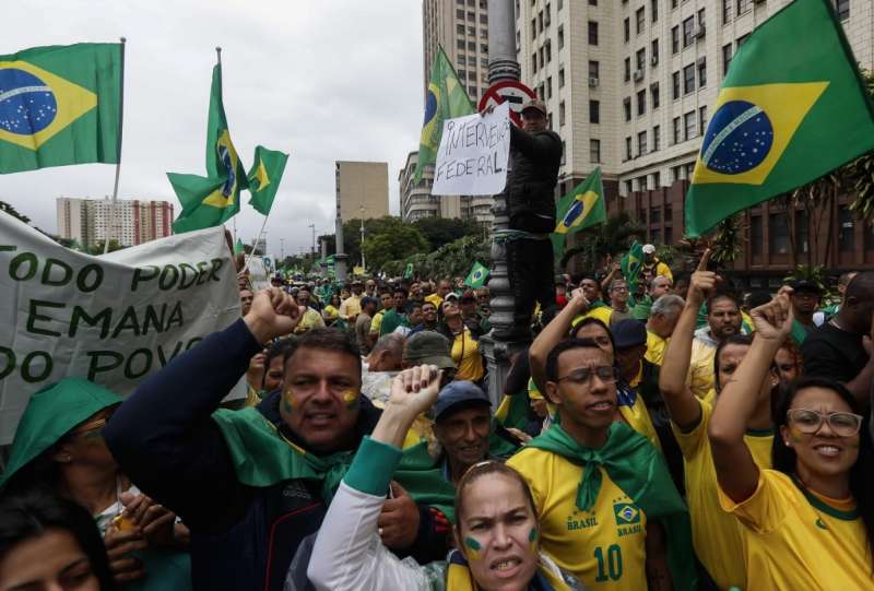 manifestanti pro bolsonaro in brasile 5