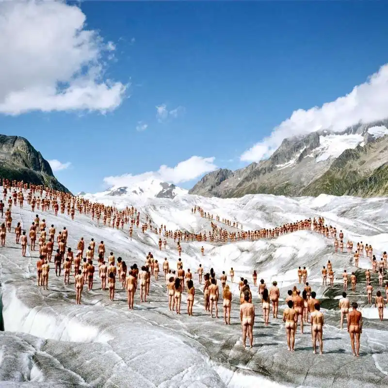 migliaia di persone nude a sidney   foto di spencer tunick  11