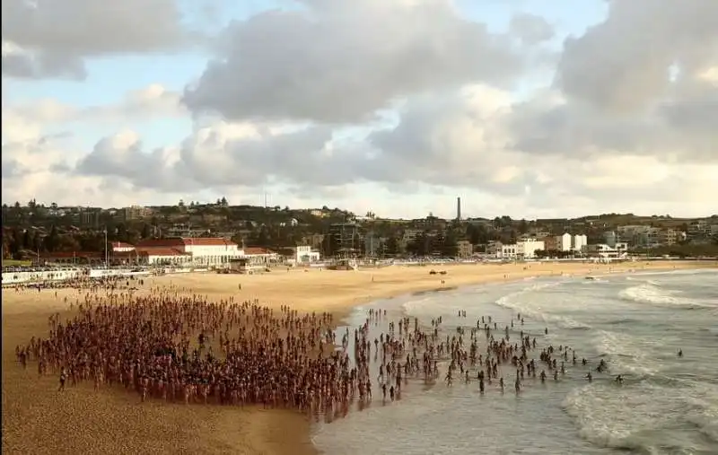 migliaia di persone nude a sidney   foto di spencer tunick  3