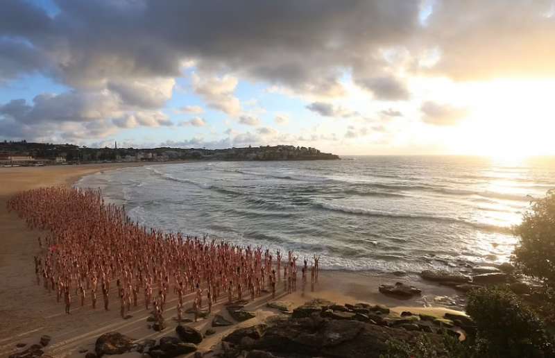 migliaia di persone nude a sidney foto di spencer tunick 4