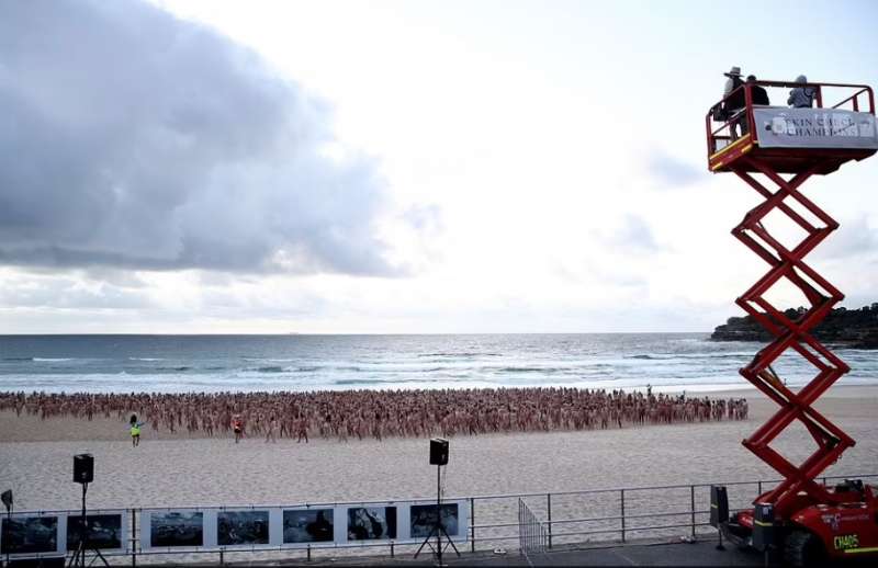 migliaia di persone nude a sidney foto di spencer tunick 6