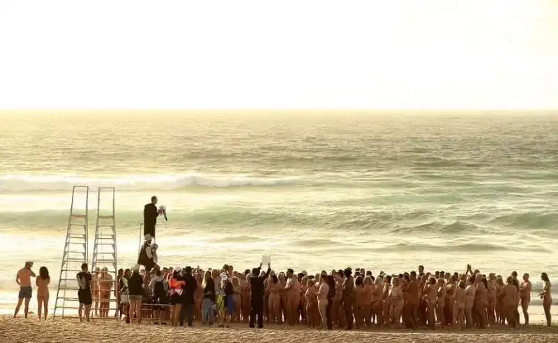 migliaia di persone nude a sidney   foto di spencer tunick  7