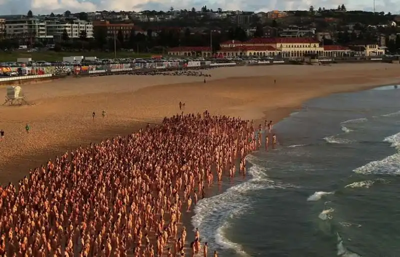 migliaia di persone nude a sidney   foto di spencer tunick  8