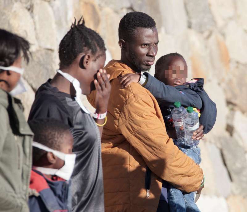 migranti scendono dalla nave rise above a reggio calabria 2