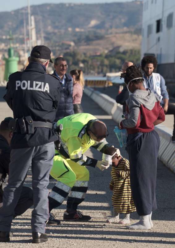 migranti scendono dalla nave rise above a reggio calabria 3