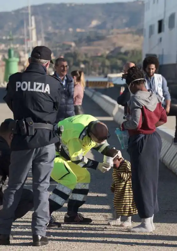 migranti scendono dalla nave rise above a reggio calabria   3