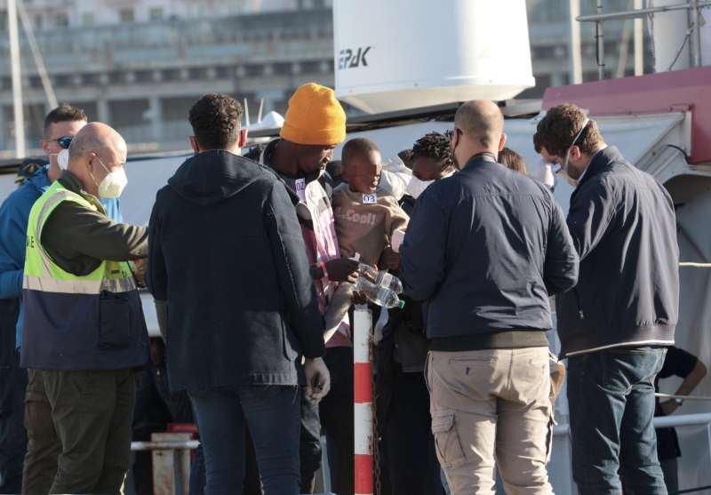 migranti scendono dalla nave rise above a reggio calabria 4