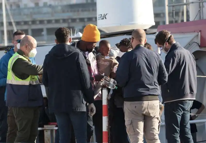 migranti scendono dalla nave rise above a reggio calabria   4