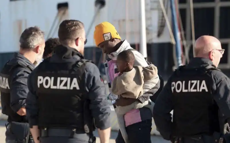 migranti scendono dalla nave rise above a reggio calabria   5