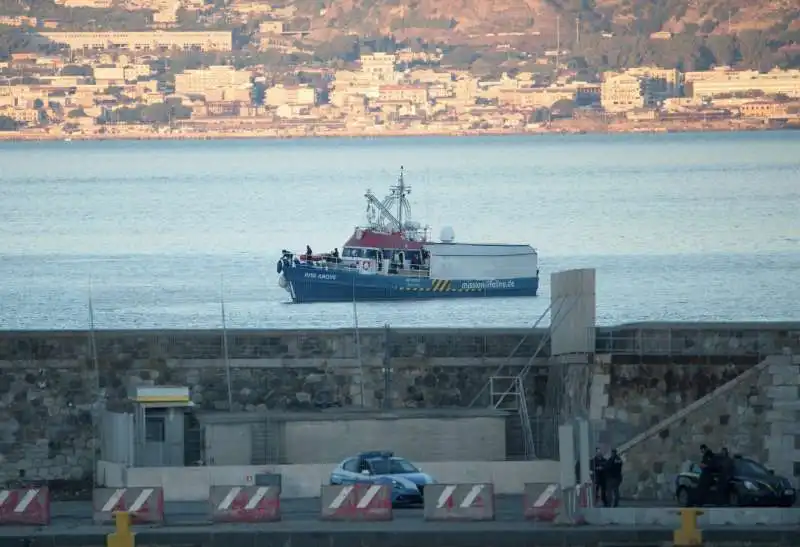 migranti scendono dalla nave rise above a reggio calabria   8