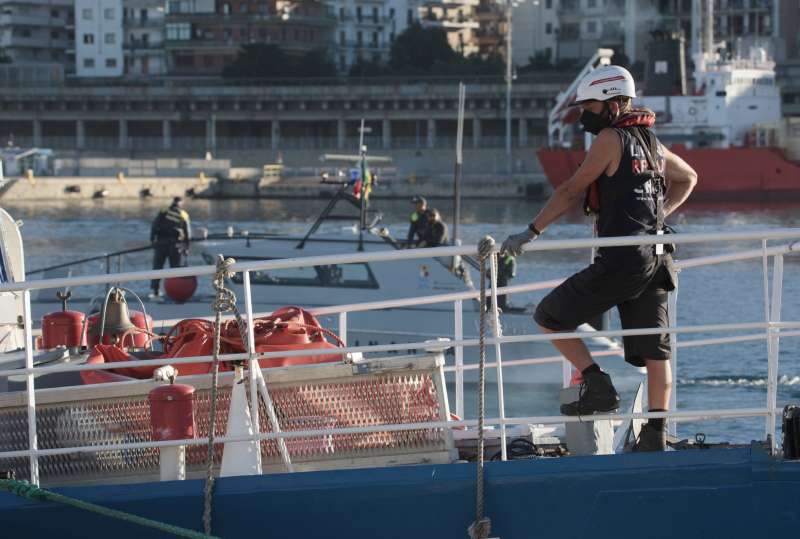 migranti scendono dalla nave rise above a reggio calabria 9