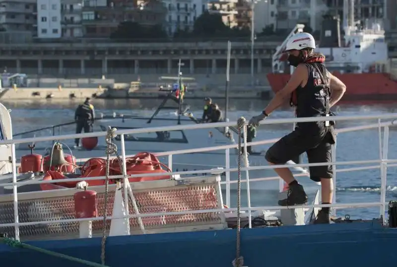 migranti scendono dalla nave rise above a reggio calabria   9