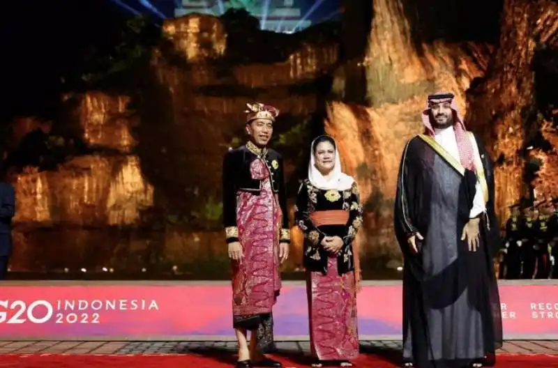  mohammed bin salman insieme al presidente indonesiano e alla moglie