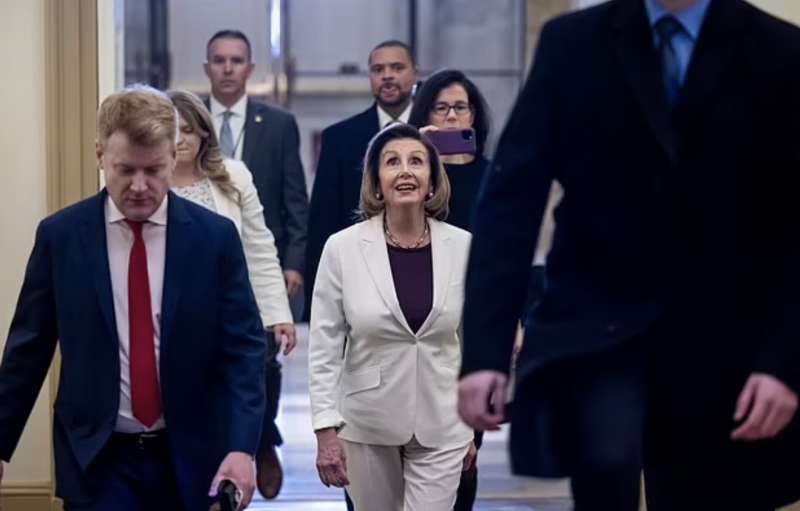 nancy pelosi arriva alla camera