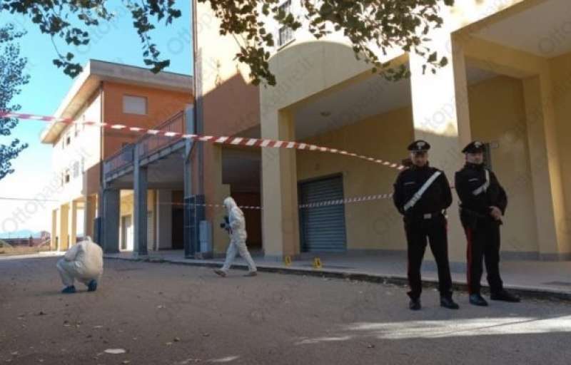 padre lancia figlia dal balcone a fisciano 1