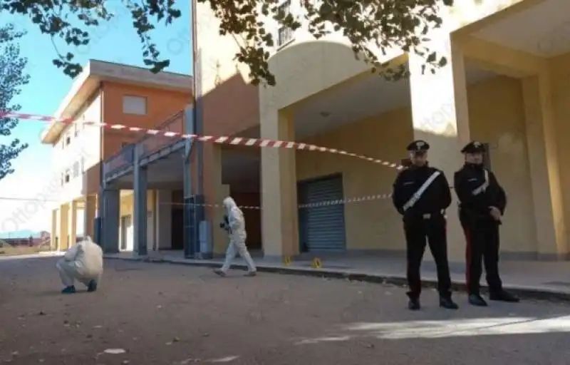 padre lancia figlia dal balcone a fisciano 1