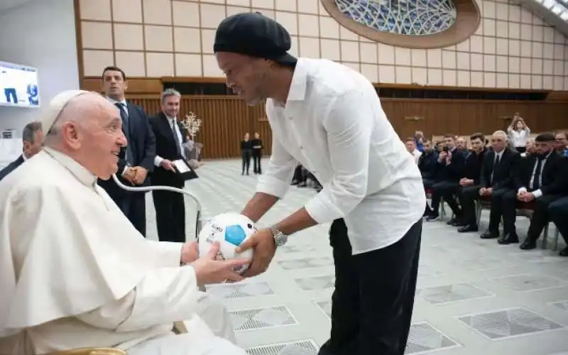 papa francesco ronaldinho