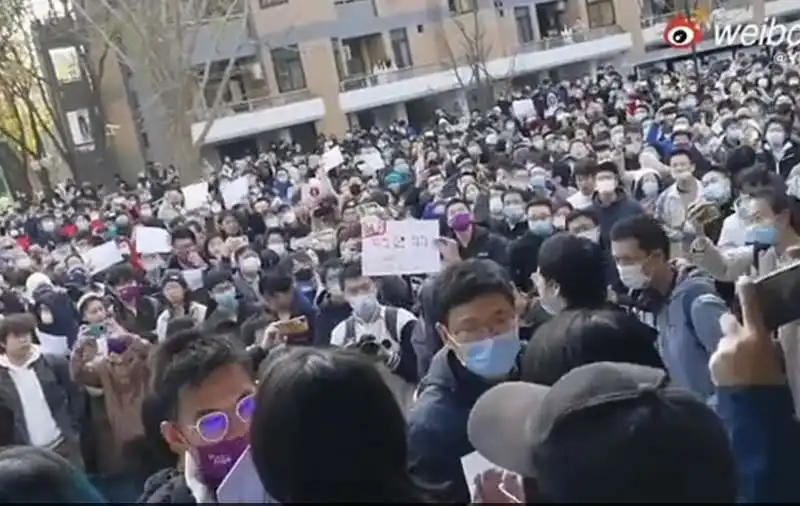 proteste in cina contro la strategia zero covid   11