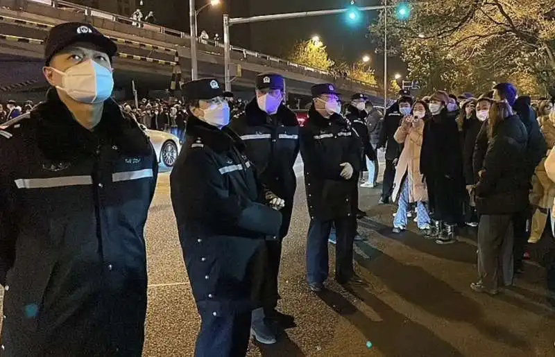 proteste in cina contro la strategia zero covid   24