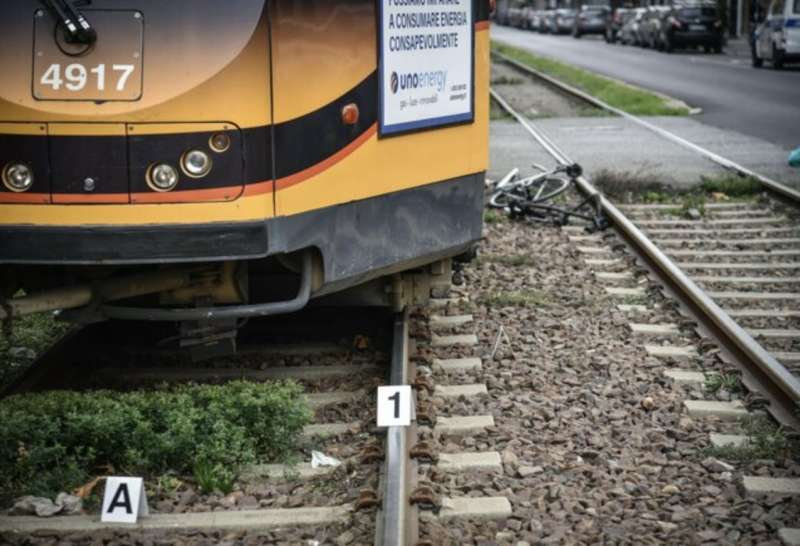 ragazzino travolto e ucciso da un tram a milano 5