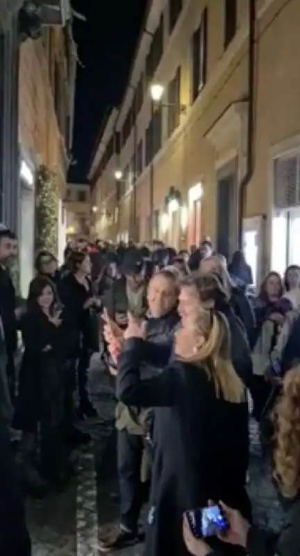 selfie con giorgia meloni in via di campo marzio a roma   3