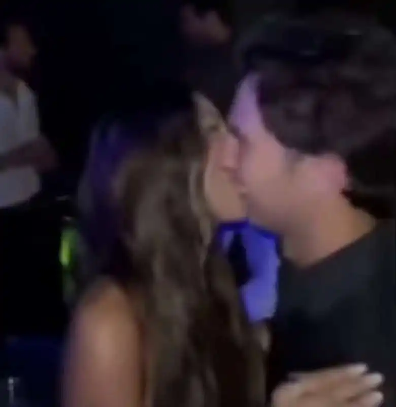 sergio perez balla con una signorina 2