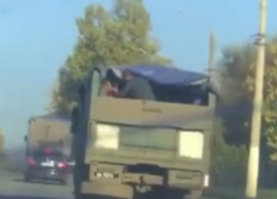 soldati russi si picchiano sul retro di un camion 6