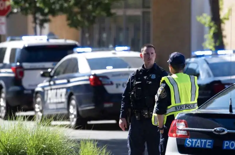 SPARATORIA NEL CAMPUS UNIVERSITARIO IN VIRGINIA