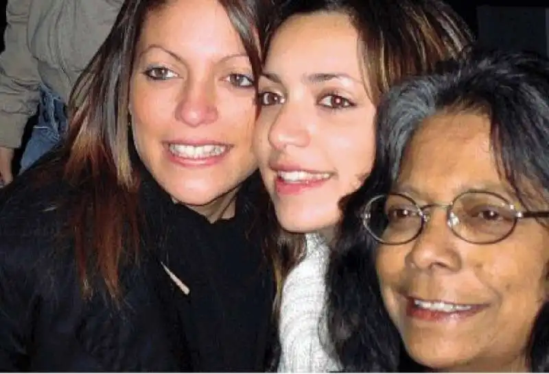 stephanie e meredith kercher con la madre arline