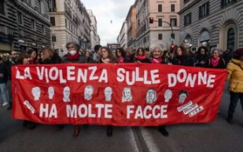 striscioni contro giorgia meloni alla manifestazione femminista di roma   1