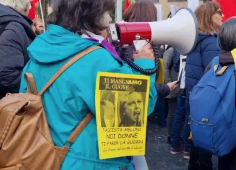 striscioni contro giorgia meloni alla manifestazione femminista di roma   2