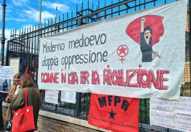 striscioni contro giorgia meloni alla manifestazione femminista di roma   3