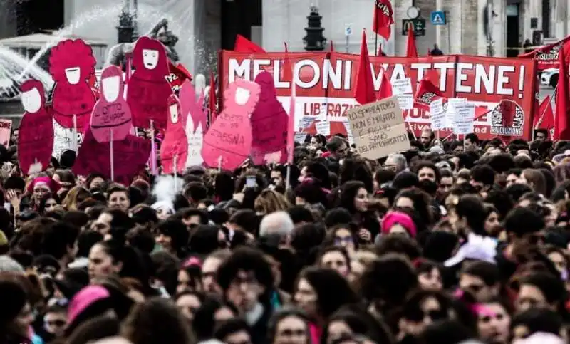 striscioni contro giorgia meloni alla manifestazione femminista di roma   6