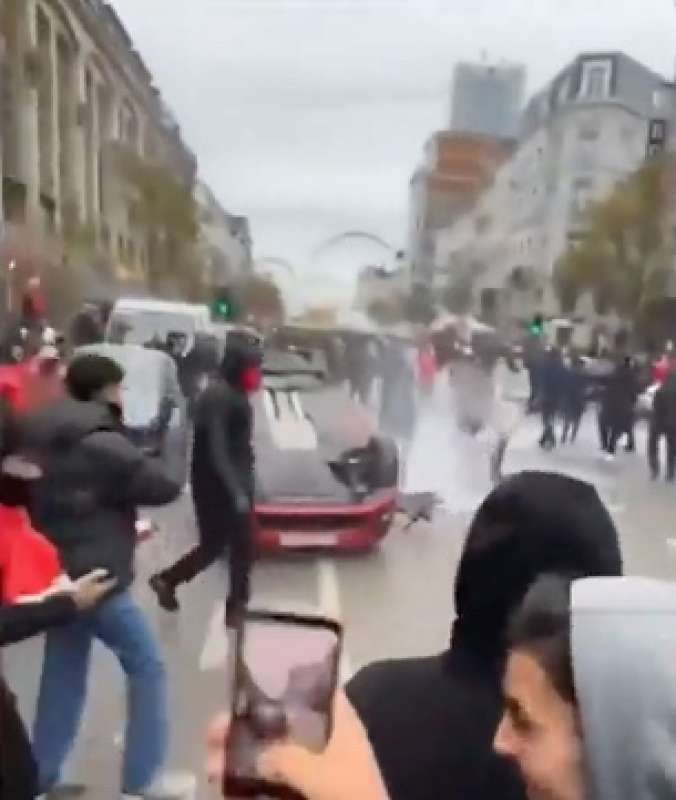 tifosi marocchini devastano bruxelles 12