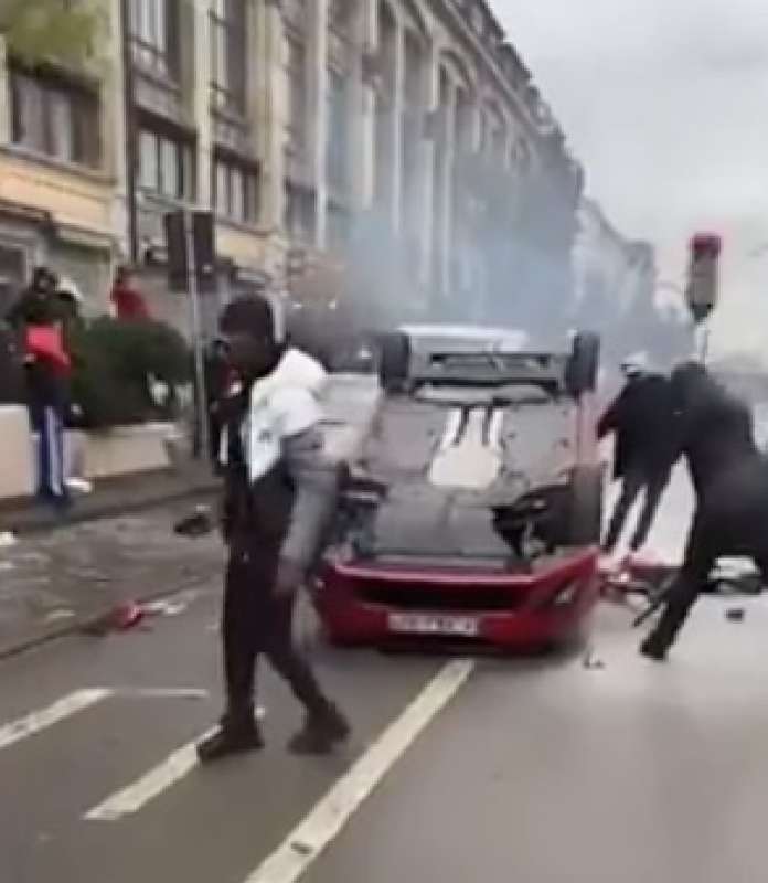 tifosi marocchini devastano bruxelles 15