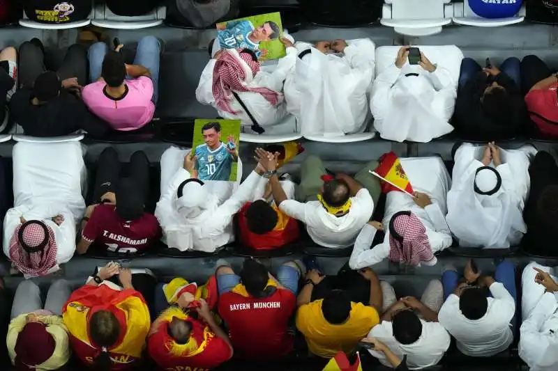 tifosi qatarini con la foto di ozil 4