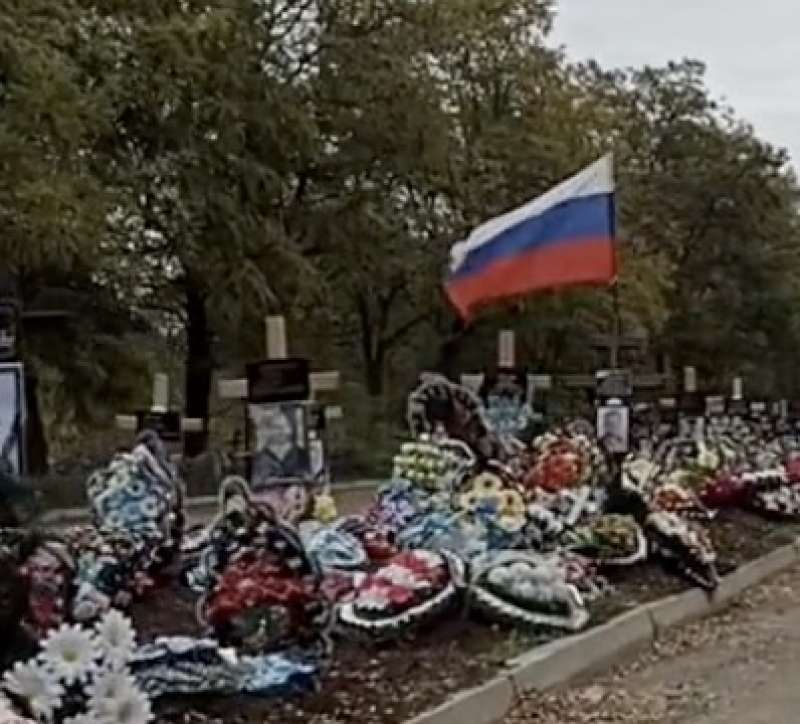 TOMBE DI SOLDATI RUSSI A LUGANSK