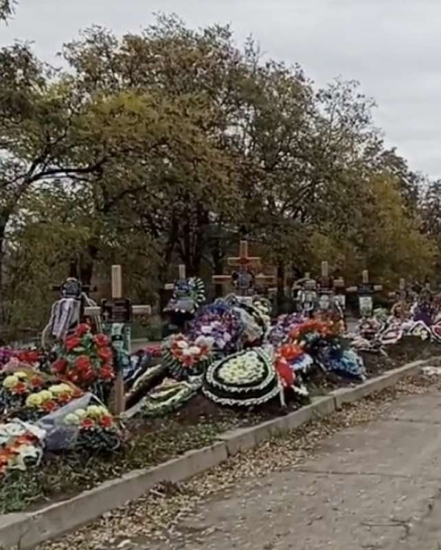 TOMBE DI SOLDATI RUSSI A LUGANSK